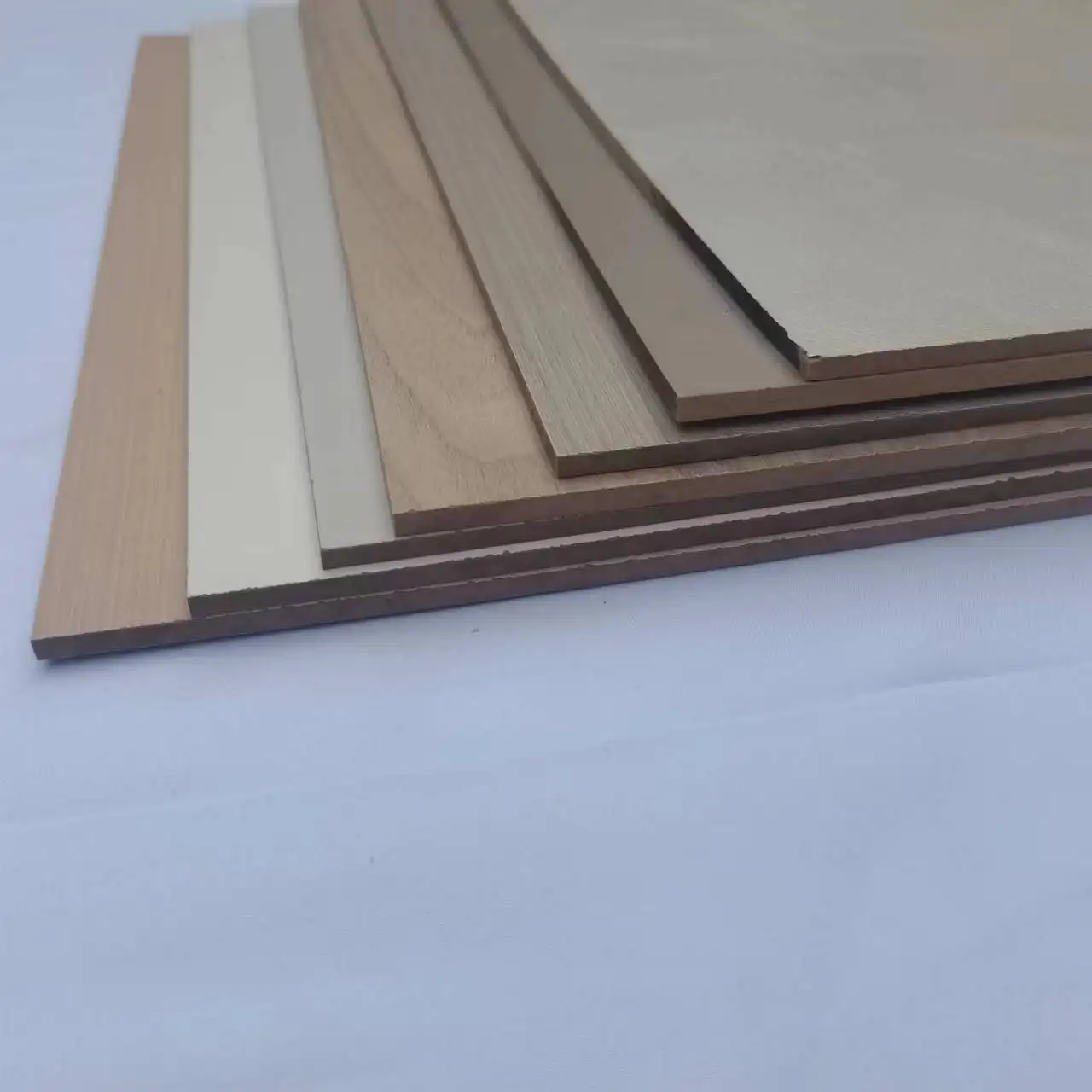 Papan MDF melamin 4x8 kualitas tinggi grosir pabrik blok papan laminasi desain lemari pakaian kontemporer standar E1