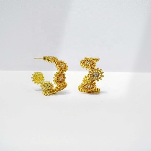 Boucles d'oreilles tendance en argent sterling 925, design CC, élégantes, zircon, pour soirée, été, femmes, uniques, fleurs en or 14 carats. - Product Image 2