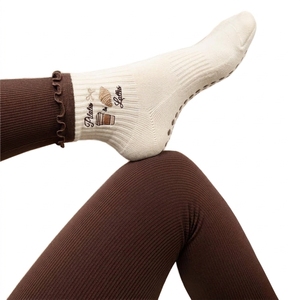 Chaussettes de Pilates antidérapantes pour femmes, avec nœud en forme de cœur, à volants, en tricot, avec grip, motif cerises, logo personnalisé, bas à revers - Product Image 1
