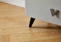 Table de chevet moderne gris clair avec plateau en pierre frittée, 2 tiroirs, poignées métalliques triangulaires, armoire de nuit en bois pour chambre à coucher