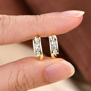 Pendientes Sencillos de Moda, Ecológicos, de Cobre Chapado en Oro, con Micro Pavé de Moissanita VVS GRA de 2.5MM, para Uso Diario - Product Image 4