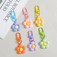 Ornamen Gantungan DIY Kecil dan Segar dari Plastik PVC Berwarna-warni, Kemasan Bentuk Hati, Gantungan Kunci Bunga Resin Berwarna untuk Anak Perempuan