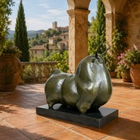 Statue de taureau en bronze moderne sur mesure sur socle en marbre - Finition vert-brun, entièrement adaptée aux spécifications, sculpture en bronze