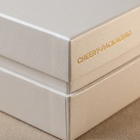 Boîte d'emballage biodégradable personnalisée de luxe en blanc nacré pour les épaules et le cou, avec estampage à chaud doré pour les cosmétiques, idéale pour les cadeaux de soins de la peau