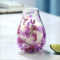 Tasse en verre à double paroi avec fleurs séchées, arrangement botanique artistique unique et décoratif, design floral intérieur