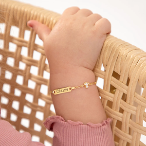 <span class=keywords><strong>Bracciale</strong></span> in Acciaio Inossidabile Placcato <span class=keywords><strong>Oro</strong></span> 18K con Nome Inciso Personalizzato, Charm Angelo in <span class=keywords><strong>Madreperla</strong></span>, Gioielli Ipoallergenici per Bambine - Product Image 3