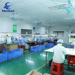 Insignia Coleccionable de Metal Esmaltado con Forma Asimétrica de Hoja de Meishan, Color Rojo Naranja Otoñal, Textura Delicada de Vetas - Product Image 6