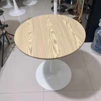 Table d'angle durable en bois massif rouge de style nordique inspiré du design moderne de la tulipe, cadre en métal, salon, balcon, café, salle à manger
