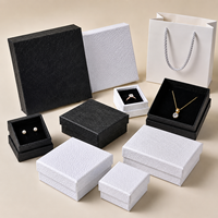 Boîte à bijoux personnalisée avec logo, vente en gros, boîte d'emballage pour bijoux noire et blanche en relief pour bague, boucles d'oreilles, collier, bracelet, cadeau