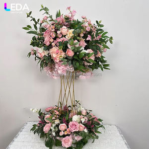 Centro de Mesa LEDA con Bola de Flores Rosadas Hechas a Mano, Flores Artificiales Suaves y Personalizables para Decoración de Bodas y San Valentín - Product Image 1