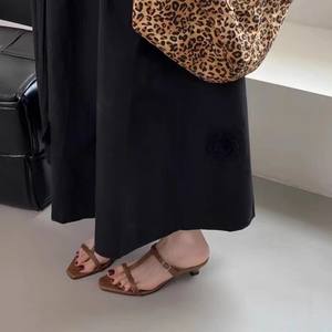 Sandalias de verano de una sola tira de seda satinada, sandalias de tacón alto estilo europeo, elegantes y modernas sandalias de tacón grueso para mujer - Product Image 3