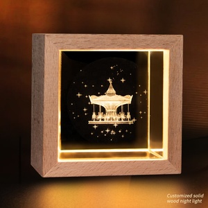 Lampada Notturna in Cristallo LED 3D Incisa con Cornice Quadrata in Legno - Product Image 6