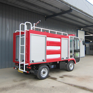 Camion de pompiers électrique avec réservoir de 3001 à 5000 L, canon à eau rotatif et feux de signalisation pour utilisation en cas d'urgence - Product Image 4