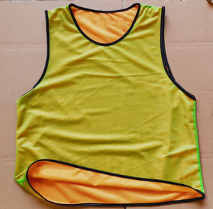 Прочные двусторонние сетчатые тренировочные жилеты для футбола, дышащая тренировочная одежда для детей и юношей, двусторонние футбольные тренировочные майки - Product Image 3