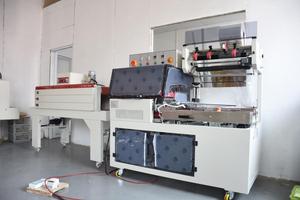 Máquina Envolvedora de Plástico Termoencogible para Alimentos, Totalmente Automática, con Motor Eléctrico, Servoaccionamiento, Sellado en L, Película POF, Controlada por PLC, para Bebidas - Product Image 3