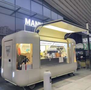 Remorque alimentaire inspirée des sous-marins avec fenêtres en hublot et intérieur nautique pour événements aquatiques - Product Image 6