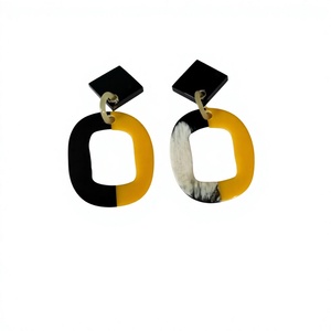 Boucles d'oreilles créoles tendance de qualité supérieure, design élégant avec motifs abstraits, disques en résine fantaisie, plaqué or, bijoux pour femmes, mariage, fête - Product Image 5