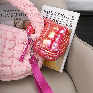 Borsetta da Polso Mini Trapuntata da Donna, Simpatica Borsa a Tracolla Imbottita, Pochette da Sera con Ciondoli e Cinghia da Polso per Rossetto - Product Image 6