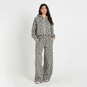 Conjunto Deportivo de Dos Piezas para Mujer con Estampado de Leopardo Blanco y Negro, Sudadera con Capucha y Cierre y Pantalones Anchos, Ropa Casual para Estar en Casa - Product Image 1