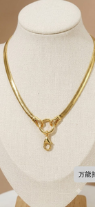 Adornos de lujo para el cuello con diseño de serpiente pulida, adornos de cuello con patrón de serpiente liso chapados en oro de primera calidad, equipados con un cierre redondo seguro - Product Image 3