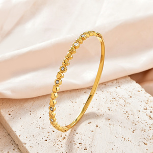 กำไลข้อมือสแตนเลสสตีลทรงหัวใจสลับกันสำหรับทุกเพศ ยี่ห้อ Zeadear ขายส่ง ประดับด้วยทอง 18k และเพชรซิร์คอนขนาดเล็ก ป้องกันการกัดกร่อน - Product Image 1