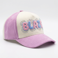 Cyber Y2K McBling, Bling Era Nostalgia Core |   Style Y2K, empiècements en faux daim, strass holographiques et broderie en tissu éponge