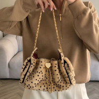 Sac seau en fausse fourrure à pois dalmatien pour femme, avec fermoir cœur et chaîne, sac à bandoulière mignon en peluche