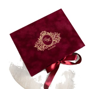 Elegante Scatola per Inviti di Nozze in Velluto Bordeaux con Stampa in Lamina d'Oro e Nappa per Feste di Gala e Fidanzamento - Product Image 6