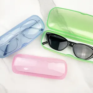 حقيبة نظارات بلاستيكية من البولي فنيل كلوريد شفافة اللون من المصنع وهي حقيبة مضادة للضغط وتدوم طويلاً للبيع بالجملة