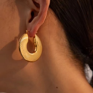 Pendientes de Aro de Acero Inoxidable con Baño de Oro de 18K, Sin Deslustre, para Mujer, Joyería de Moda, Huecos, Grabados y Texturizados - Product Image 3
