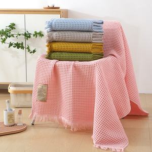 Summer New Arrival Serviette de plage en <span class=keywords><strong>nid</strong></span> <span class=keywords><strong>d</strong></span>'<span class=keywords><strong>abeille</strong></span> à carreaux Serviette de bain gaufrée avec pompon - Product Image 2