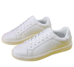 Zapatillas Blancas de Talla Grande para Hombre y Mujer - Zapatos Casuales de Cuero Impermeables, Estilo Deportivo Moderno - Product Image 4