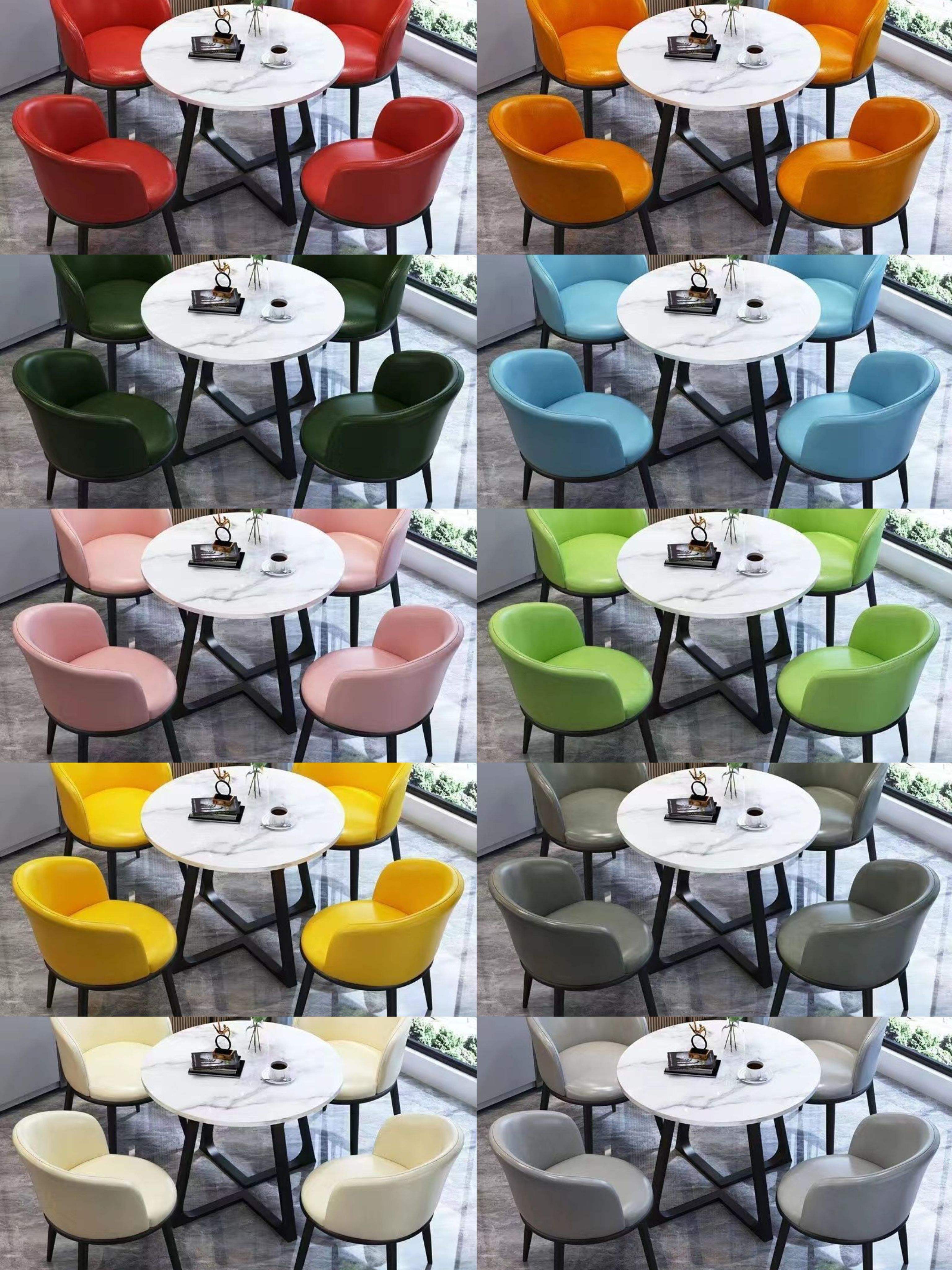 Table noire avec deux chaises