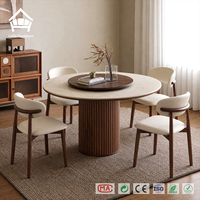 Table à manger ronde en chêne avec plateau en marbre cannelé vertical, base sur piétement, finition dorée antique, mobilier de salle à manger de luxe moderne pour hôtel