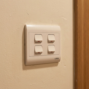 Plaque d'interrupteur électrique moderne 4 voies, couleur blanche, grand bouton, interrupteur lumineux pour bureau, en provenance du Vietnam - Product Image 3