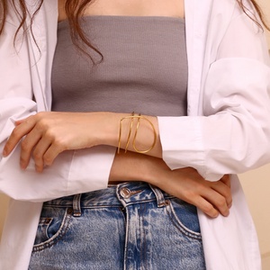 Dingran thiết kế độc đáo thép không gỉ Xoắn trái tim <span class=keywords><strong>Bangle</strong></span> của phụ nữ mạ vàng trang sức 2024 - Product Image 2