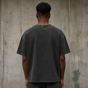 Camisetas de hombre en stock: Camiseta de algodón extragrande de alto gramaje con estampado gráfico vintage y lavado ácido para moda urbana de marca. - Product Image 3
