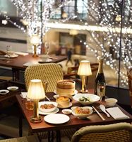 Lámpara de Mesa Moderna con Pantalla de Tela Plegada, Decoración Artística, Lámpara de Escritorio LED a Batería, Iluminación Ambiental para Restaurante, Hotel, Cafetería, Dormitorio, Mesita de Noche
