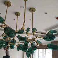 Lustre moderne en verre de Murano vert en forme de capsule, avec branches dorées, pour îlot de cuisine ou mariage