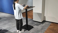 Table carrée électrique réglable en hauteur, bureau de discussion mobile à colonne unique avec roulettes pour bureau agile
