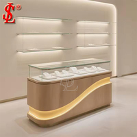 Luxuriöses Rundes Schmuck-Display-Set Gebogene Glasvitrine mit LED-Beleuchtung Milchweiß Einzelhandels-Boutique-Möbel