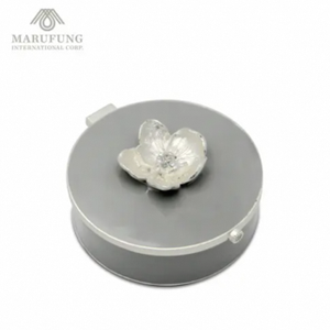 Elegante contenedor de joyería de metal en forma de huevo para almacenar y exhibir sus piezas amadas - Product Image 1