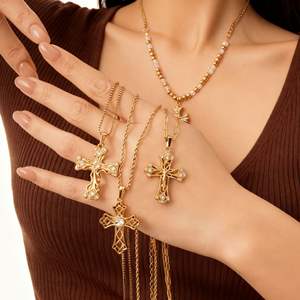 Collana con Pendente in Acciaio Inox Placcato Oro 18K con Zirconi, Catena Singapore Intrecciata, Collana Sportiva Unisex con Croce, Gioiello Religioso Cristiano - Product Image 1