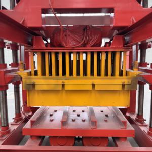 Machine à fabriquer des blocs en interverrouillage à faible investissement avec extrudeuse à vide pour la construction, fonctionnement manuel QT4-35, profit maximal - Product Image 2