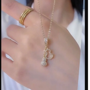 Collier ras du cou minimaliste doré style gourde étanche pour femme, bijoux de luxe glamour avec diamants, boucles d'oreilles ajourées tendance - Product Image 3