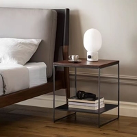 Table basse moderne en bois massif avec structure métallique et étagère ouverte en bois, meubles pour salon et appartement