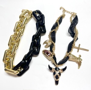 Nuova Collana Hip Hop con Catena Spessa e Vistosa, Ciondoli a Forma di Sciarpa Nera, Perline Dorate, Testa di Mucca, Cappello, Tacco Alto e Croce - Product Image 1