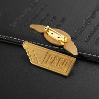 Nouvelle carte d'emballage en alliage de Zinc métal Badge laiton or épinglette estampage conception marque Logo broches broches pour casquettes ou vêtements