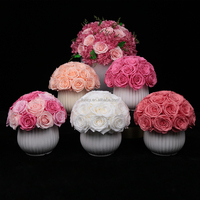 Décor de mariage à la maison dôme réel naturel immortel hortensia fleurs pour toujours roses éternelles conservées dans un vase rond en céramique de porcelaine