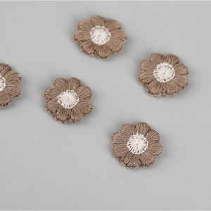 ZSY 2cm Pequena Flor Bordada <span class=keywords><strong>Cherry</strong></span> Blossom <span class=keywords><strong>Patches</strong></span> Feltro Sew-On <span class=keywords><strong>Patches</strong></span> Decorativos para Chapéu Hairband Designer para Chapéu - Product Image 4